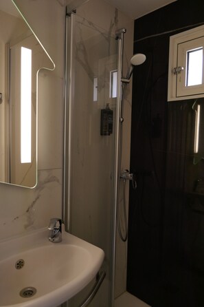 Bathroom shower - ibis budget Perigueux (Périgueux)
