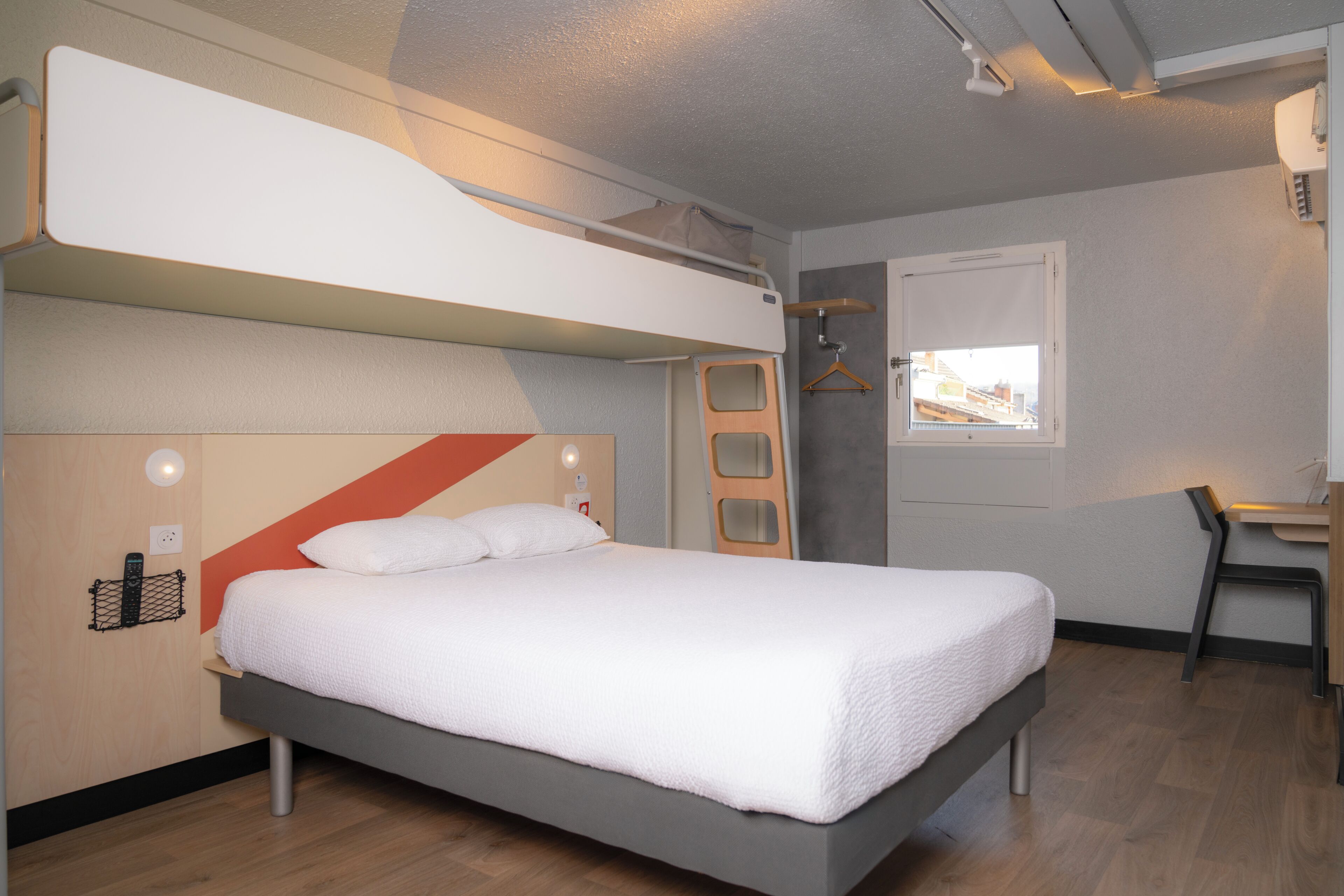 Driepersoonskamer, Meerdere bedden | Een bureau, geluiddichte muren, gratis wifi, beddengoed