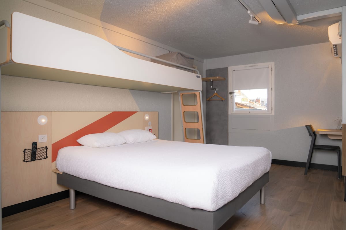 Quarto triplo, várias camas | Escrivaninha, quartos à prova de som, Wi-Fi de cortesia, roupa de cama