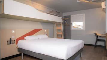 Dreibettzimmer, Mehrere Betten | Schreibtisch, schallisolierte Zimmer, kostenloses WLAN, Bettwäsche