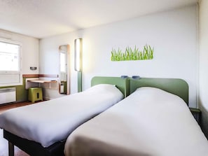 Een bureau, geluiddichte muren, gratis wifi, beddengoed