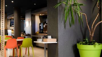 Tägliches Frühstücksbuffet (9 EUR pro Person)