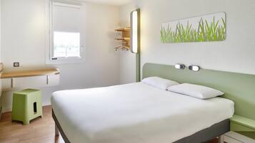 Desk, soundproofing, free WiFi, bed sheets