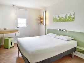 Quarto clássico, 1 cama de casal, banheiro privativo | Escrivaninha, quartos à prova de som, Wi-Fi de cortesia, roupa de cama