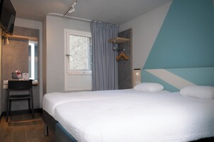 Escritorio, sistema de insonorización, wifi gratis y ropa de cama 