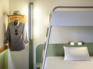 Desk, soundproofing, free WiFi, bed sheets
