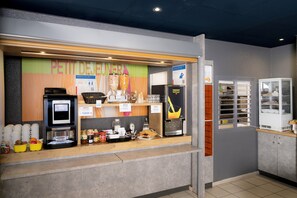 Päivittäinen buffetaamiainen (9 EUR per henkilö)