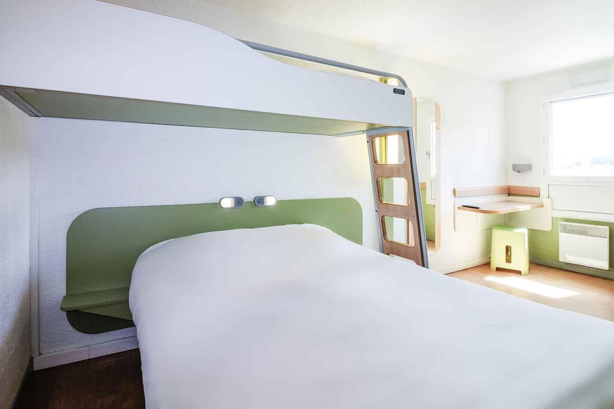 Dreibettzimmer, Mehrere Betten | Schreibtisch, schallisolierte Zimmer, kostenloses WLAN, Bettwäsche
