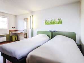 Escritorio, sistema de insonorización, wifi gratis y ropa de cama