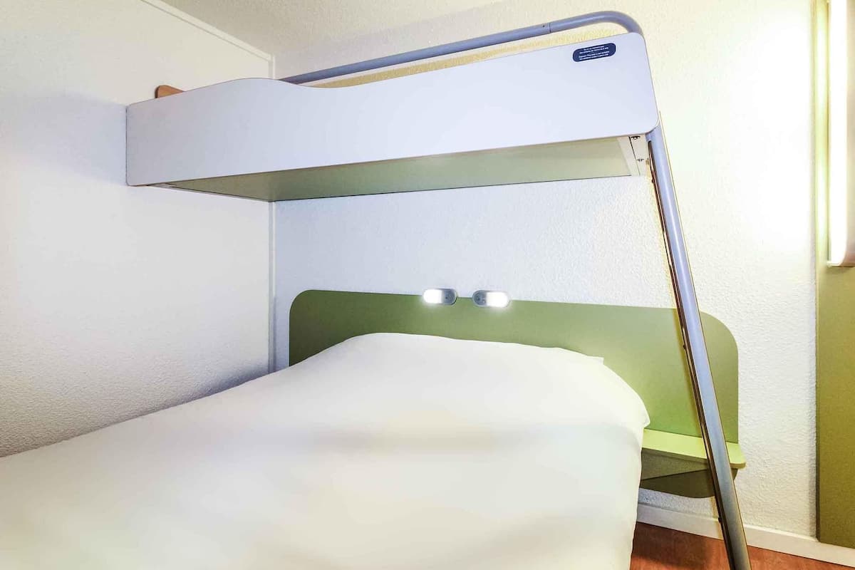 Triple Room, Multiple Beds | Desk, soundproofing, free WiFi, bed sheets