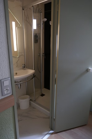 Dusche, umweltfreundliche Kosmetikartikel, Handtücher