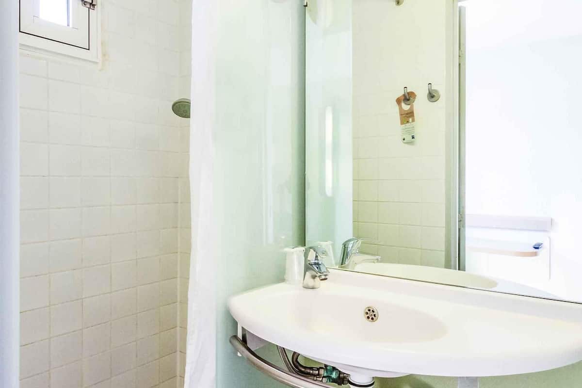 Bureau, chambres insonorisées, Wi-Fi gratuit, draps fournis