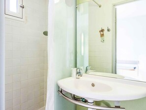 Triple Room, Multiple Beds | Desk, soundproofing, free WiFi, bed sheets - ibis budget Perigueux (Périgueux)