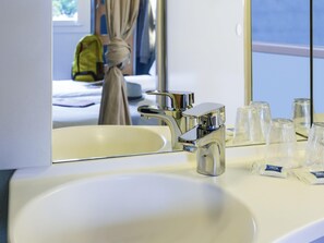 Tremannsrom, flere senger | Vask på badet