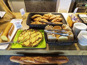 Petit déjeuner buffet servi tous les jours en supplément