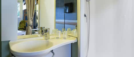 Chambre triple, Plusieurs lits | Salle de bain | Douche, articles de toilette écologiques, serviettes fournies