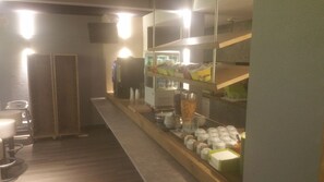 Frukostbuffé varje dag (EUR 9.9 per person)