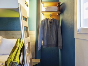 デスク、アイロン / アイロン台、ベビーベッド (無料)、WiFi (無料)