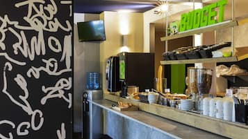 Desayuno buffet diario (EUR 9.9 por persona)