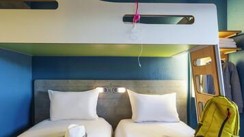 Bàn, bàn ủi/dụng cụ ủi quần áo, nôi (giường cho trẻ sơ sinh) miễn phí