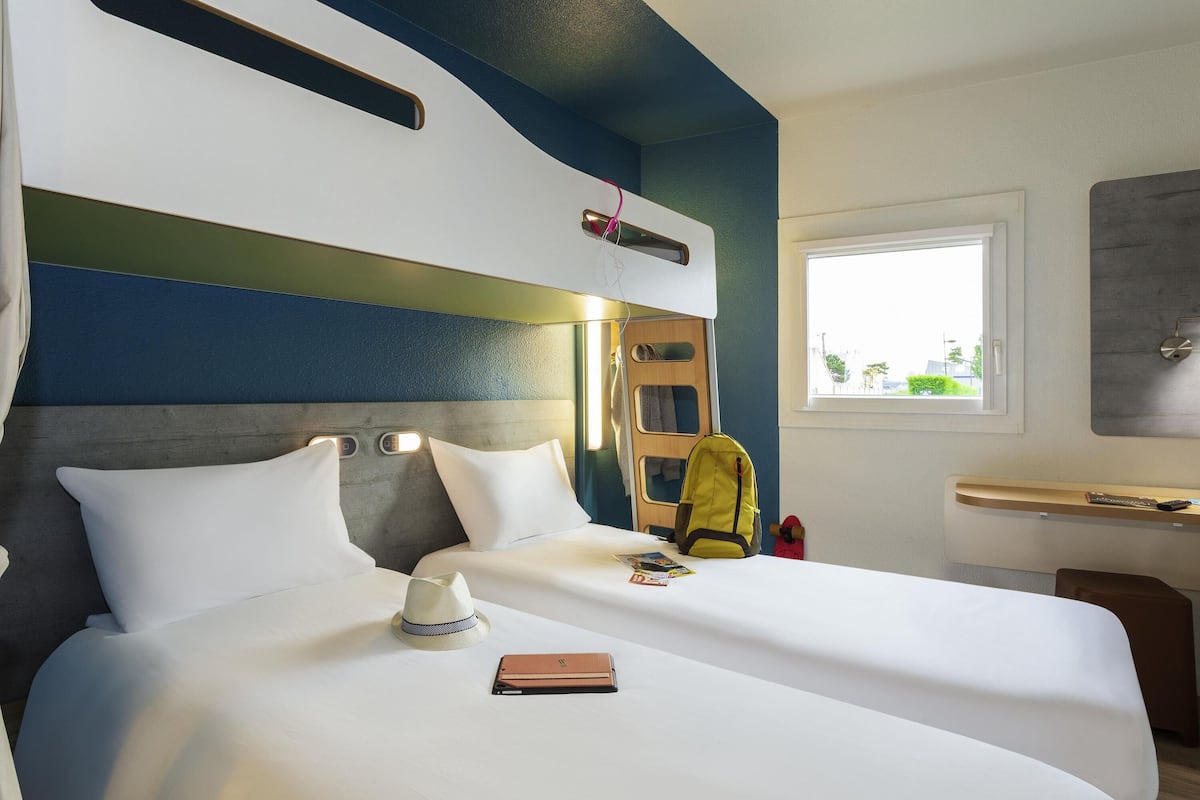 Triple Room, Multiple Beds | Desk, iron/ironing board, free cribs/infant beds, free WiFi