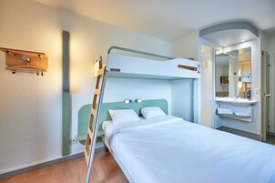 Quarto triplo, várias camas | Escrivaninha, quartos à prova de som, Wi-Fi de cortesia, roupa de cama