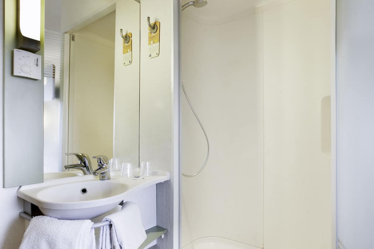 triple room, multiple beds | bathroom | shower, eco-friendly toiletries, towels