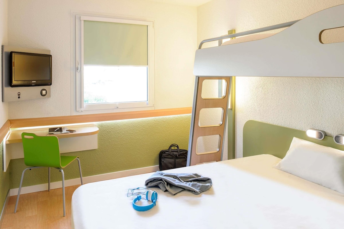 Escritorio, insonorización, wifi gratis y ropa de cama