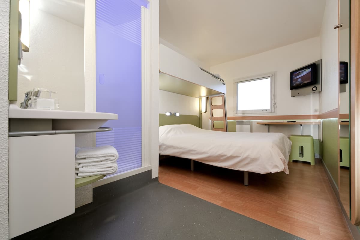triple room, multiple beds | bathroom | shower, eco-friendly toiletries, towels
