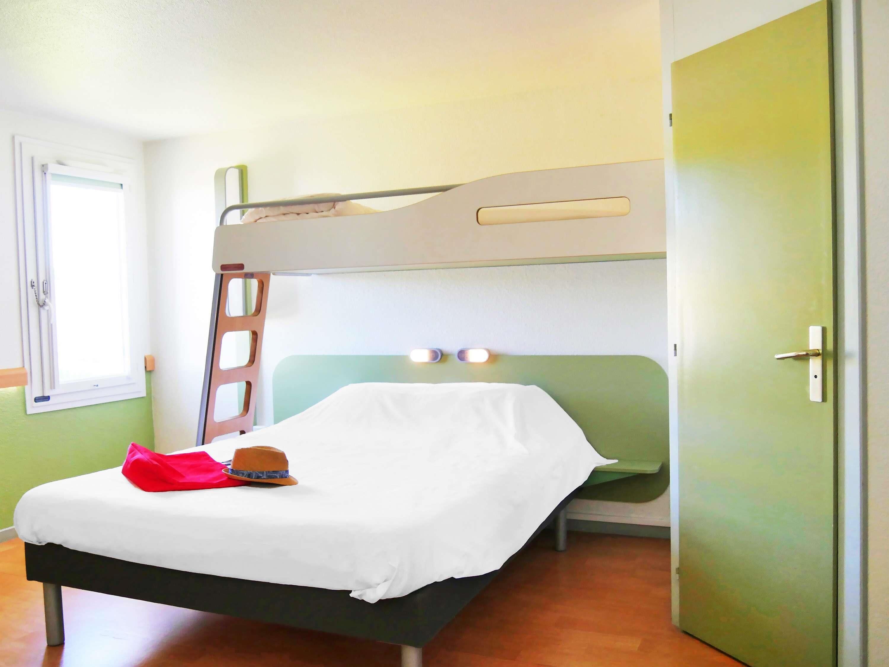 Dreibettzimmer, Mehrere Betten | Schreibtisch, schallisolierte Zimmer, kostenloses WLAN, Bettwäsche