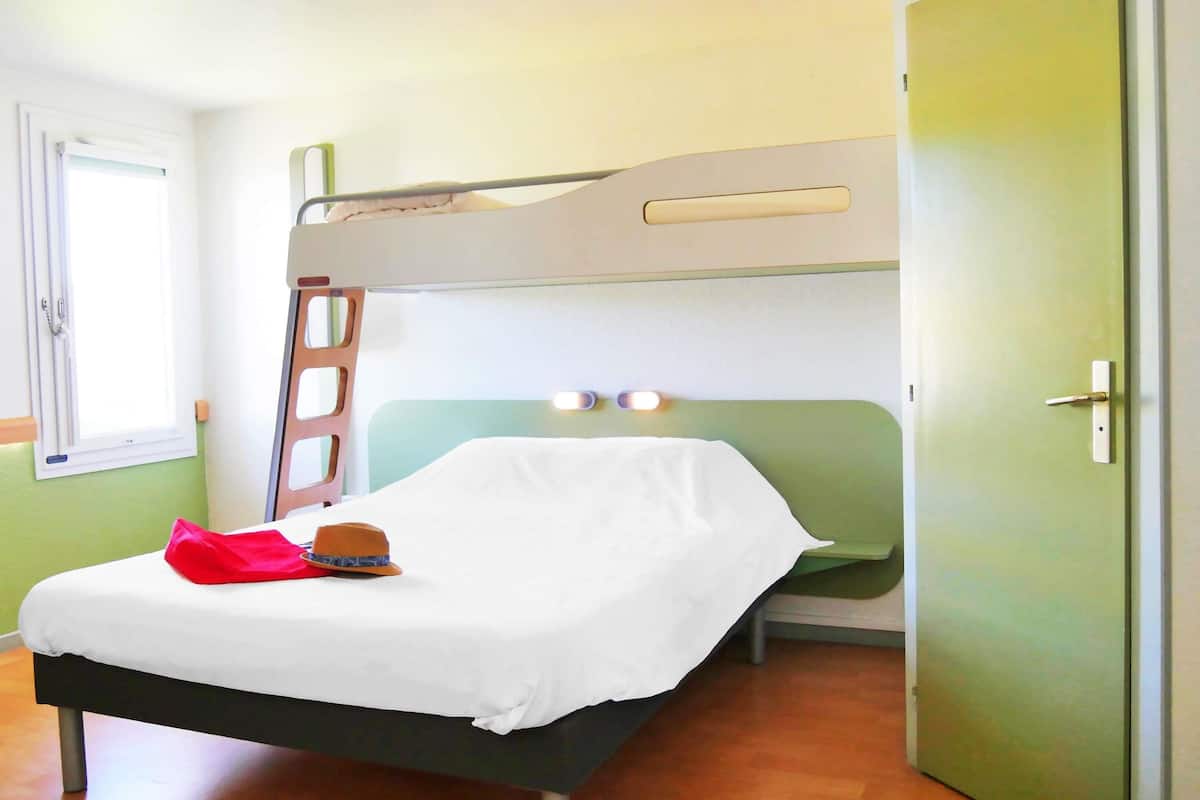 Dreibettzimmer, Mehrere Betten | Schreibtisch, schallisolierte Zimmer, kostenloses WLAN, Bettwäsche