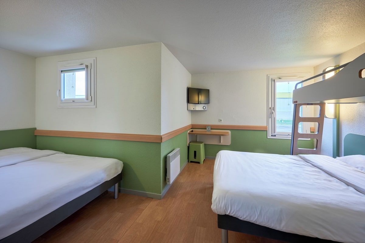 Family Room, 2 Double Beds | Desk, soundproofing, free WiFi, bed sheets