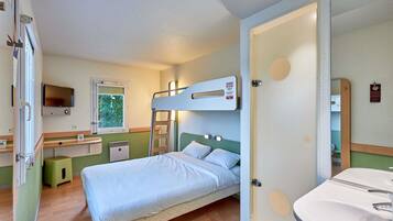 Triple Room, Multiple Beds | Desk, soundproofing, free WiFi, bed sheets