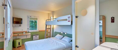 Escritorio, sistema de insonorización, wifi gratis y ropa de cama