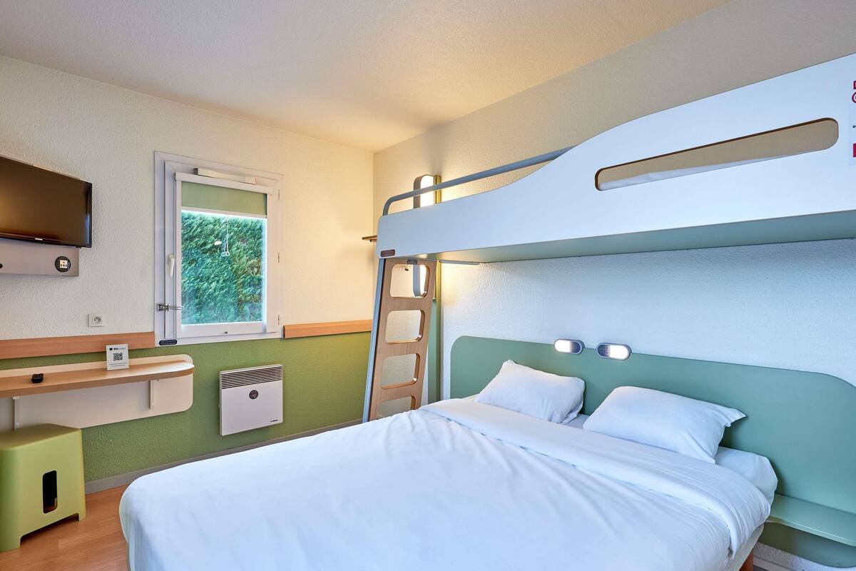 Triple Room, Multiple Beds | Desk, soundproofing, free WiFi, bed sheets