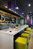 Café da manhã com buffet todos os dias mediante uma taxa