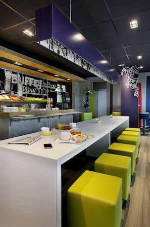 Tägliches Frühstücksbuffet (9.50 EUR pro Person)