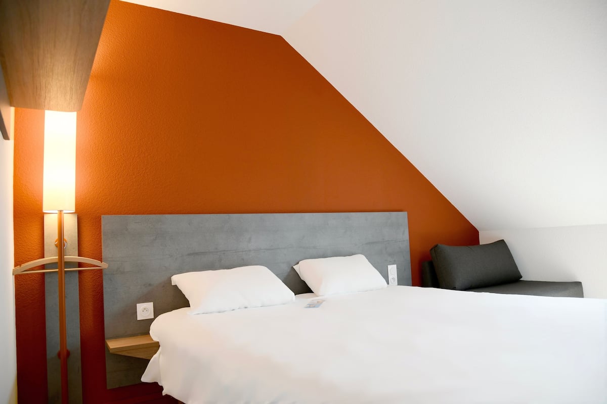 Tweepersoonskamer | Een bureau, geluiddichte muren, gratis babybedden, extra bedden