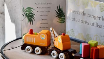 Un trenino giocattolo con una gru e blocchi colorati su un tavolo.