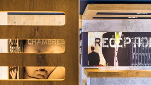 Un comptoir d’accueil avec une pancarte indiquant « RÉCEPTION » et « CHAMBRES ».