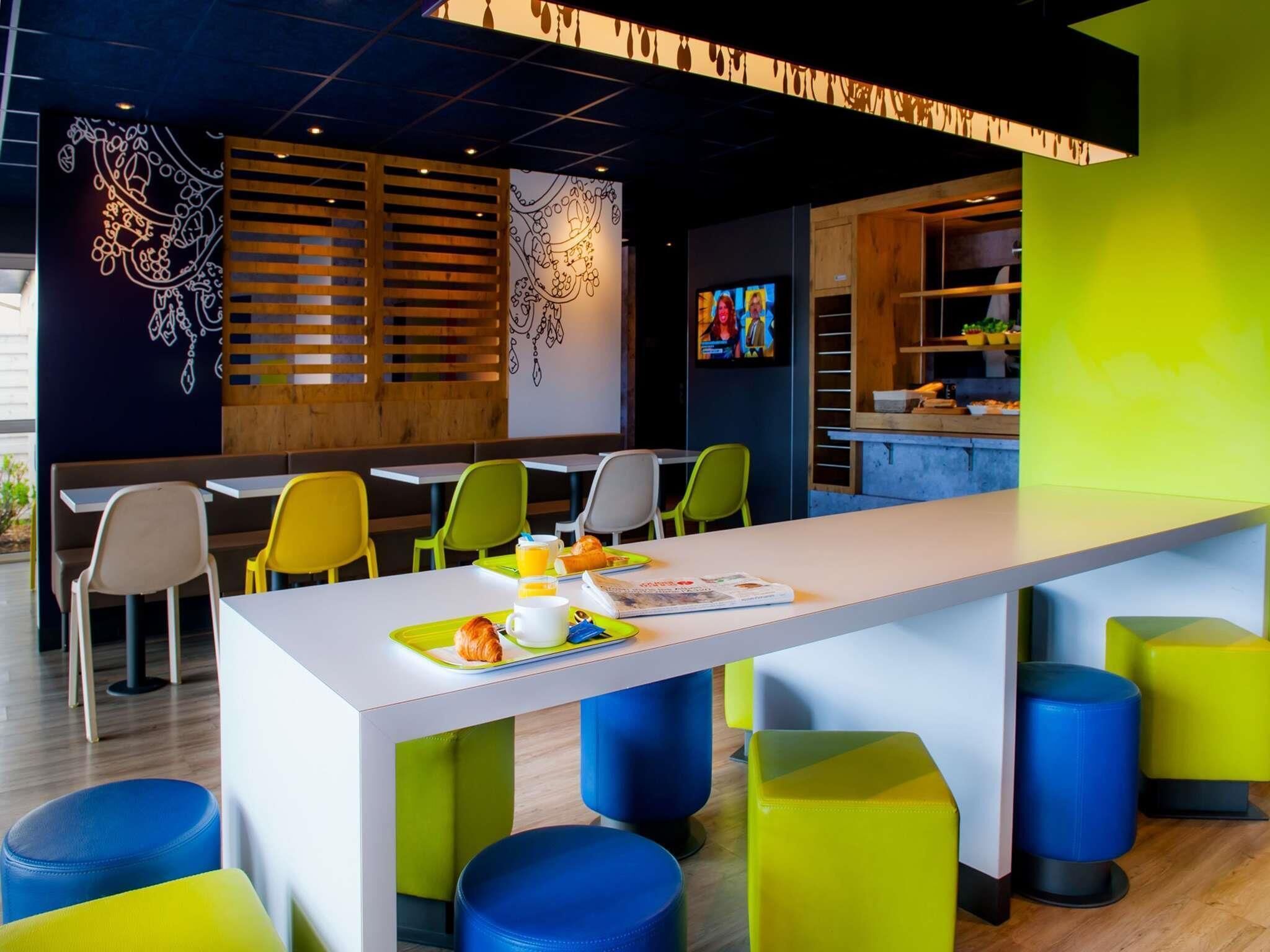 Daily continental breakfast (EUR 9.90 per person)