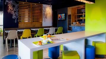 Daily continental breakfast (EUR 9.90 per person)