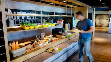 Petit déjeuner continental (6.60 EUR par personne)