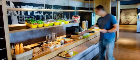 Daily continental breakfast (EUR 6.60 per person)