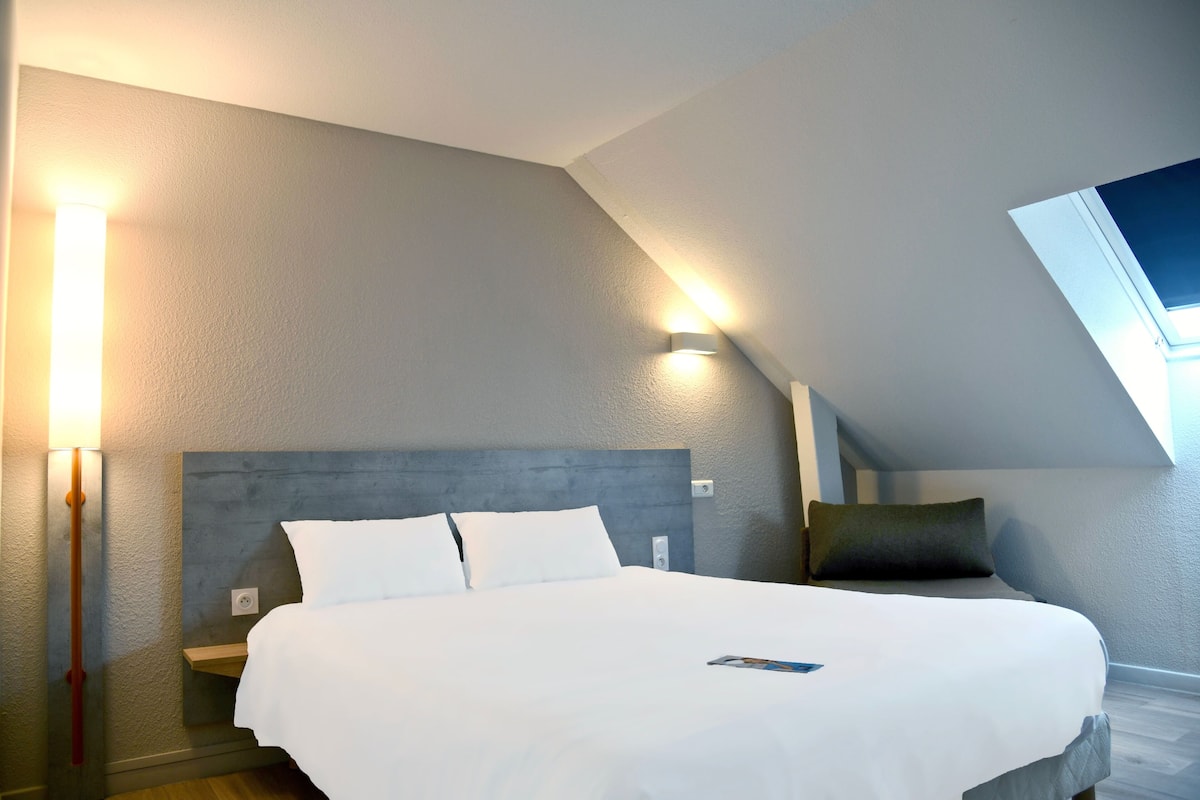 triple room, multiple beds | desk, soundproofing, free cots/infant beds, rollaway beds