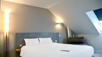 Habitación triple, varias camas | Escritorio, insonorización, cunas gratuitas y camas extra