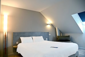 Dreibettzimmer, Mehrere Betten | Schreibtisch, schallisolierte Zimmer, kostenlose Babybetten