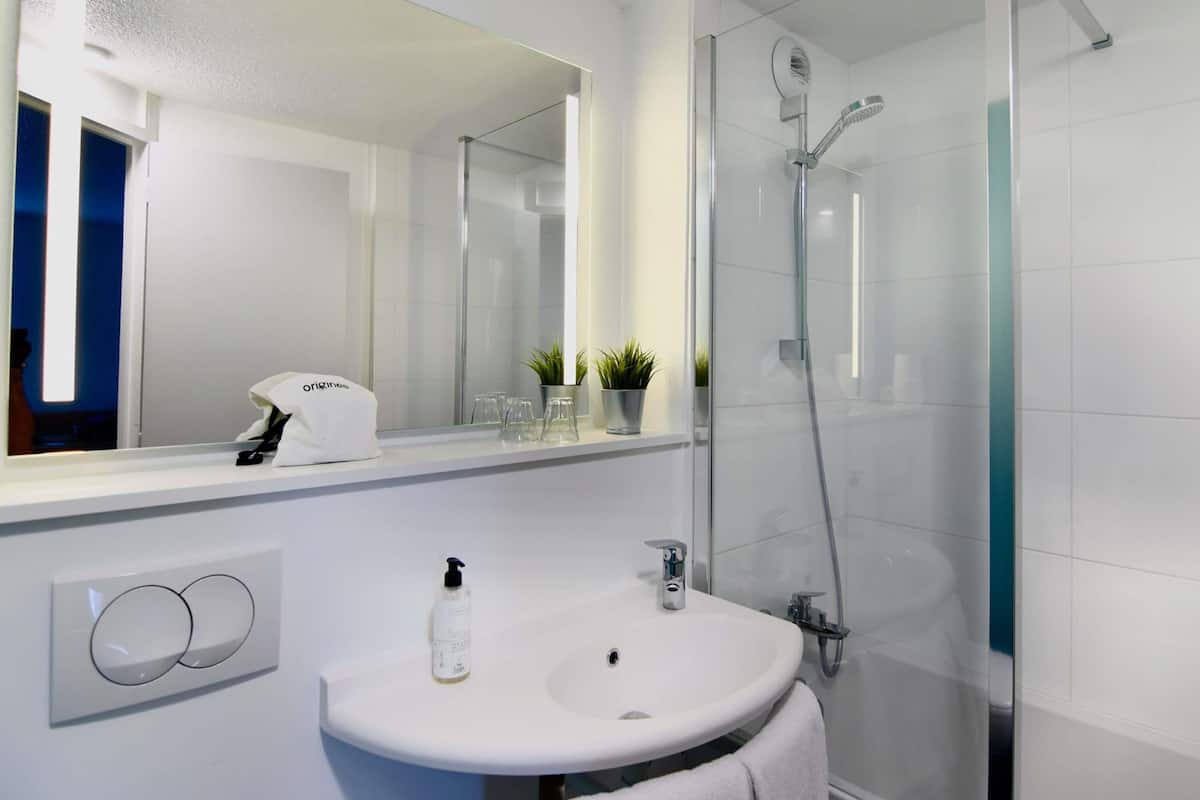 Meja, kalis bunyi, katil bayi/kot (percuma)