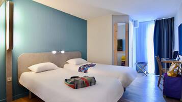 Twin kamer, 2 eenpersoonsbedden | Een bureau, geluiddichte muren, gratis babybedden