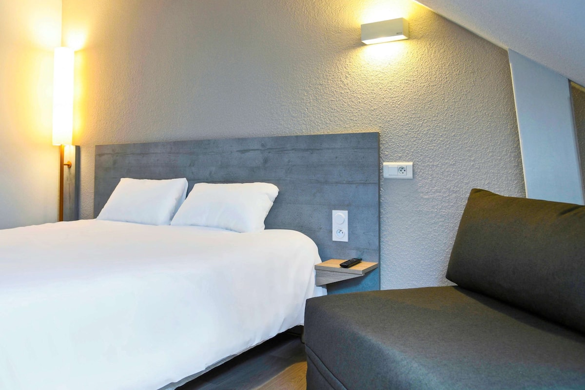 desk, soundproofing, free cots/infant beds, rollaway beds